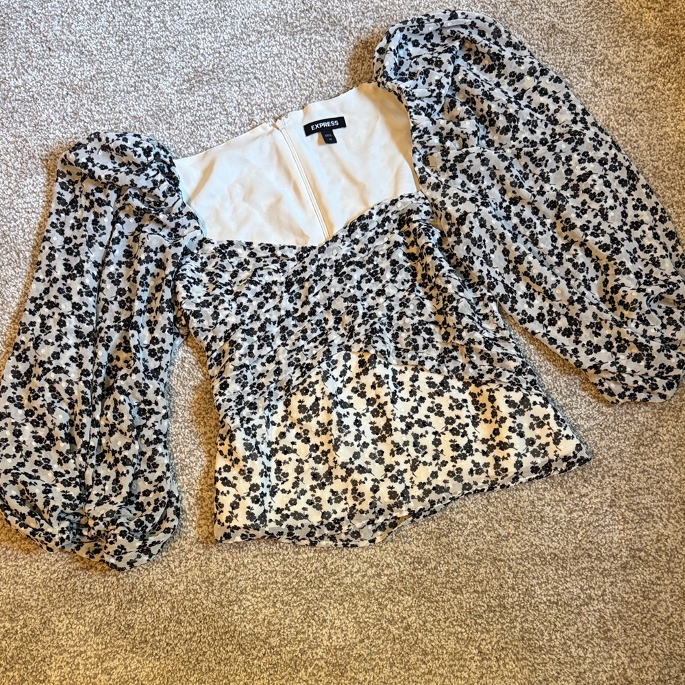 🛍️ 4 for $15 | 5 for $20 Express Black and White Floral Blouse